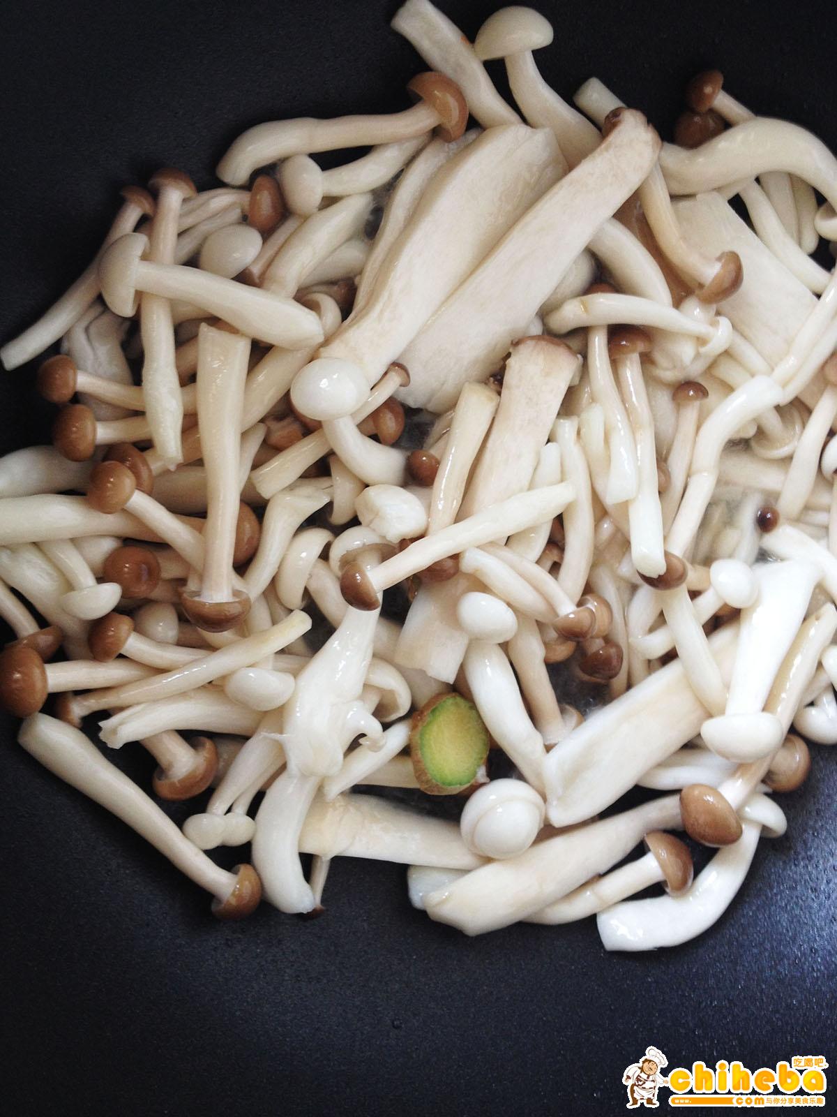 冬日暖汤——菌菇汤的做法 步骤3